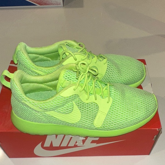Nike Women’s Ghost Green Roshe One Sneakers Size 8.5 - Picture 1 of 9